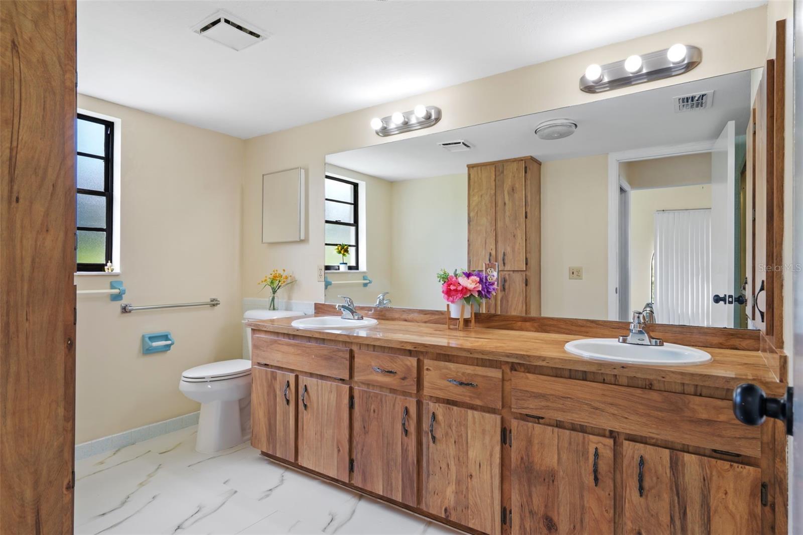 Image 18 of 63 For 2443 Glenridge Drive