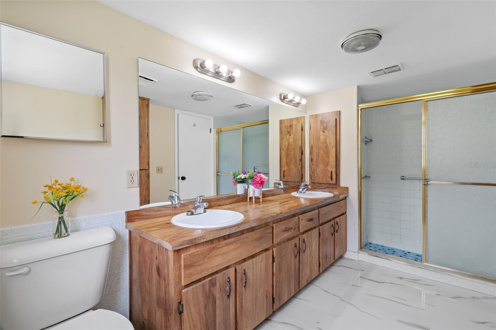 Image 19 of 63 For 2443 Glenridge Drive