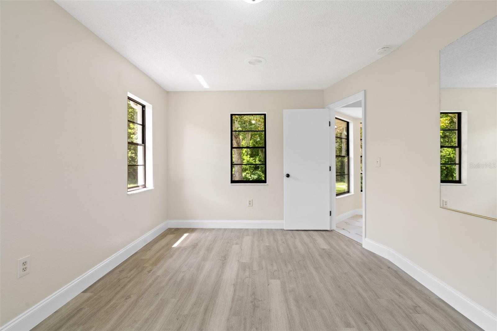 Image 33 of 63 For 2443 Glenridge Drive