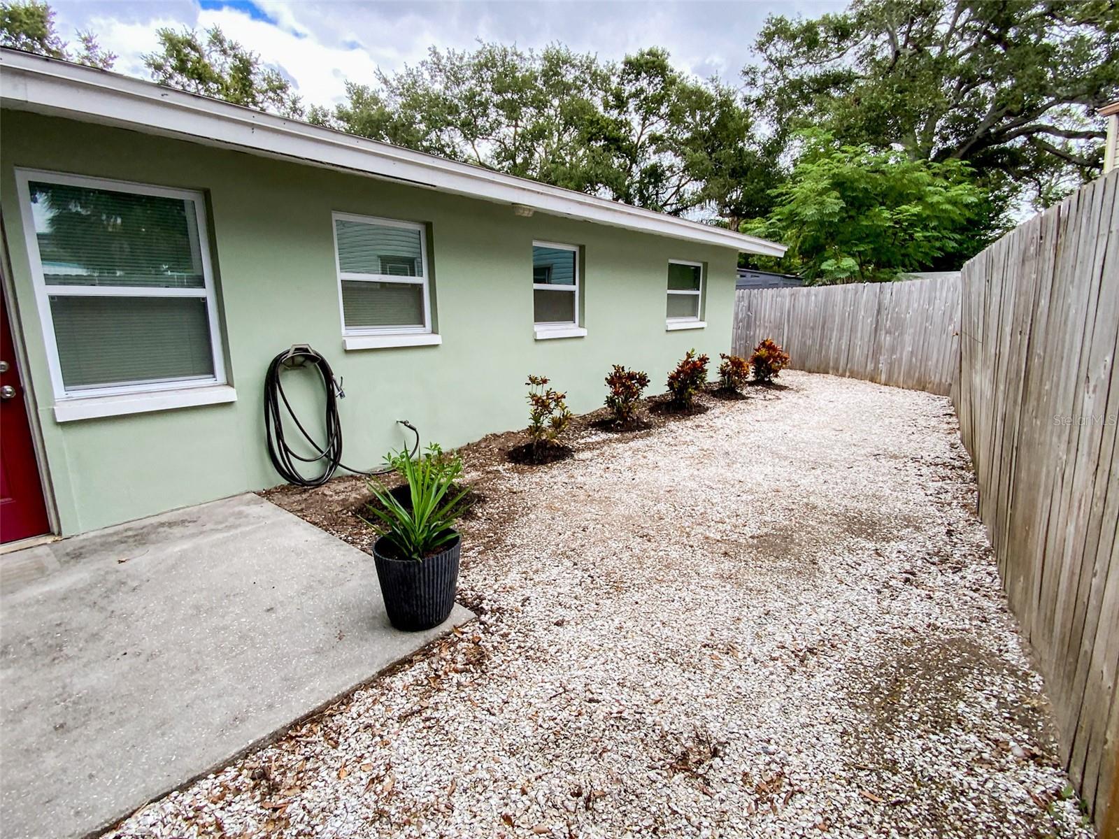 Image 21 of 24 For 717 Bay Street