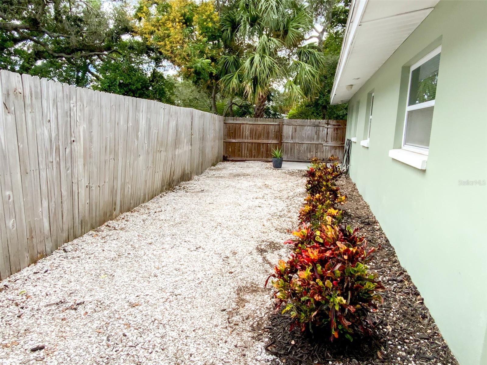 Image 23 of 24 For 717 Bay Street