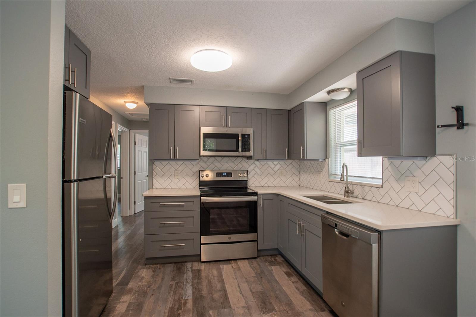 Image 3 of 20 For 717 Bay Street