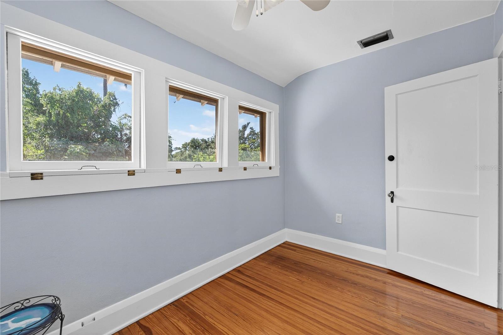 Image 45 of 89 For 1933 3rd Avenue W