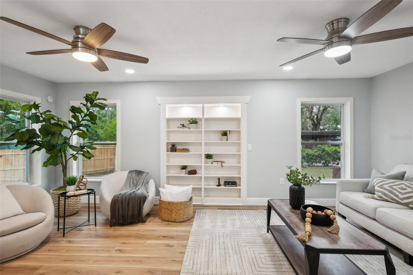 Image 7 of 39 For 14333 Lake Magdalene Boulevard
