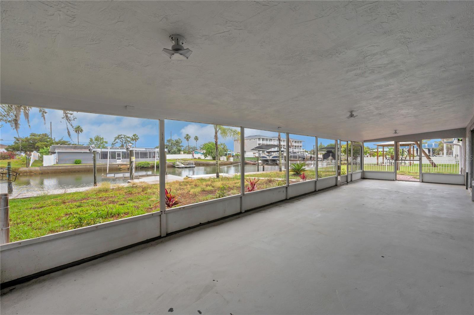 Listing photo id 24 for 6914 Harbor Drive