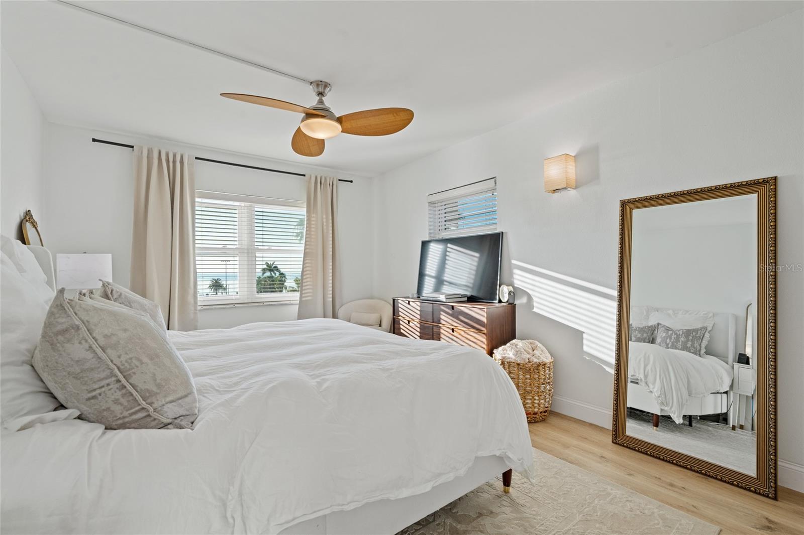 Image 10 of 27 For 1120 Shore Drive Ne 402