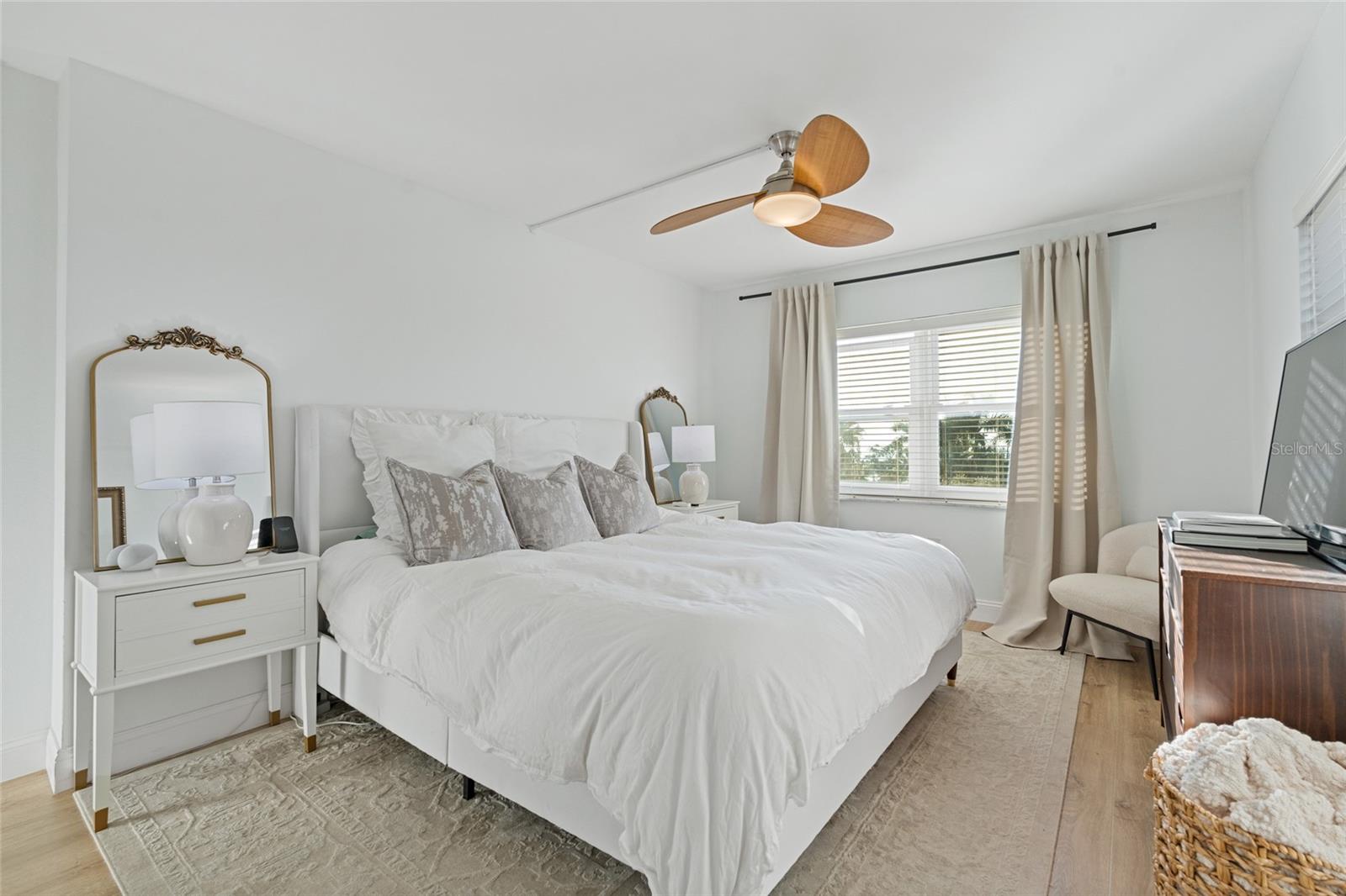 Image 11 of 27 For 1120 Shore Drive Ne 402