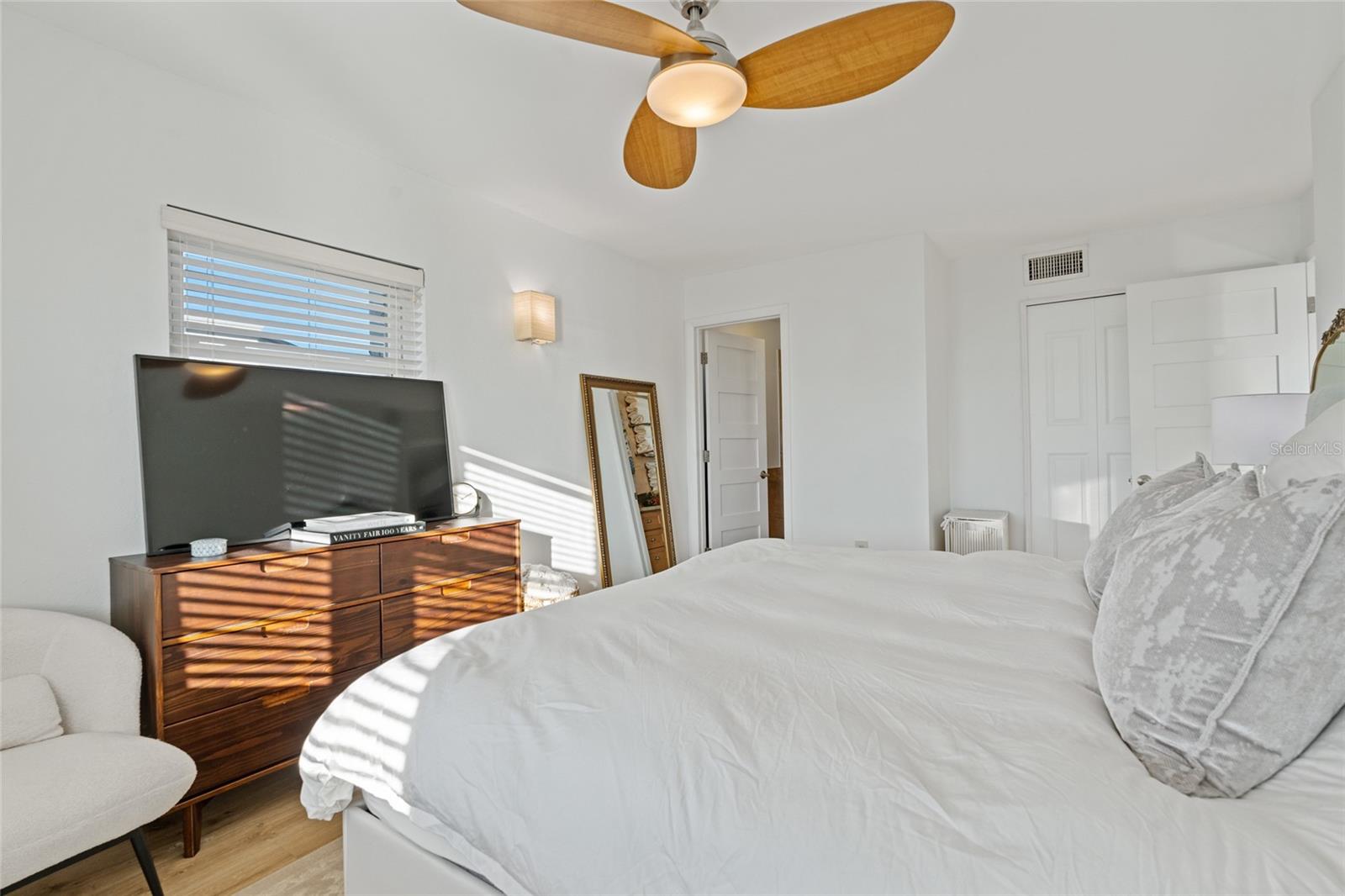 Image 12 of 27 For 1120 Shore Drive Ne 402