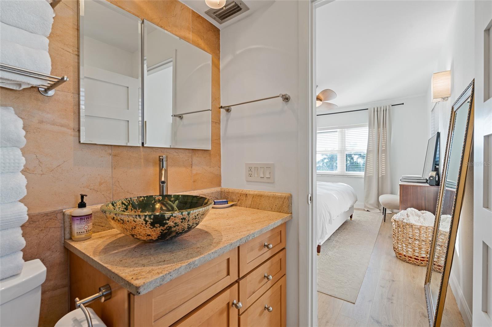 Image 13 of 27 For 1120 Shore Drive Ne 402