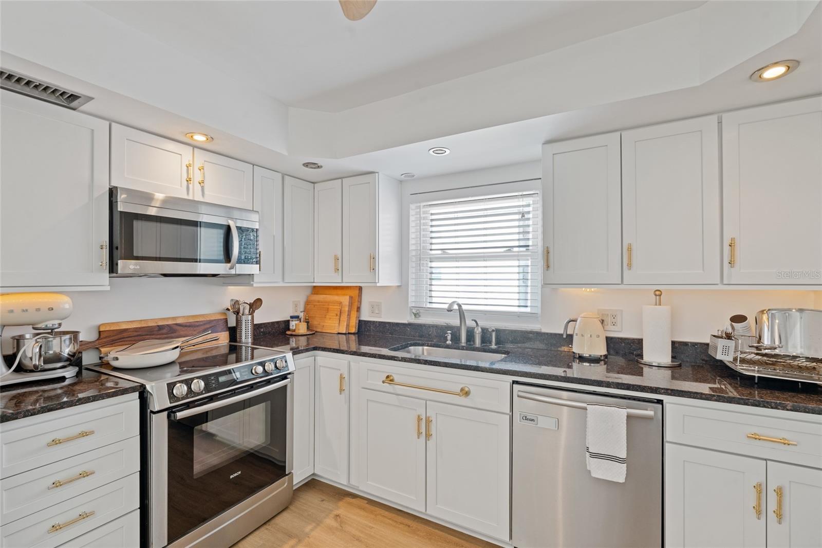 Image 20 of 27 For 1120 Shore Drive Ne 402