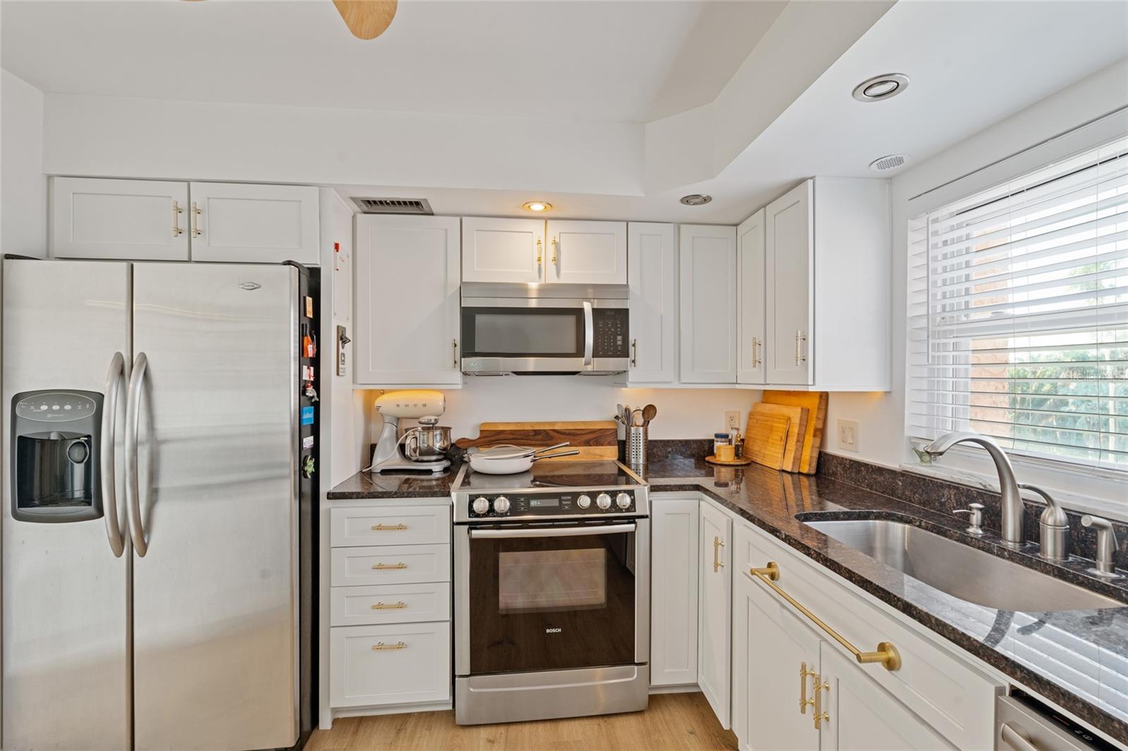 Image 21 of 27 For 1120 Shore Drive Ne 402