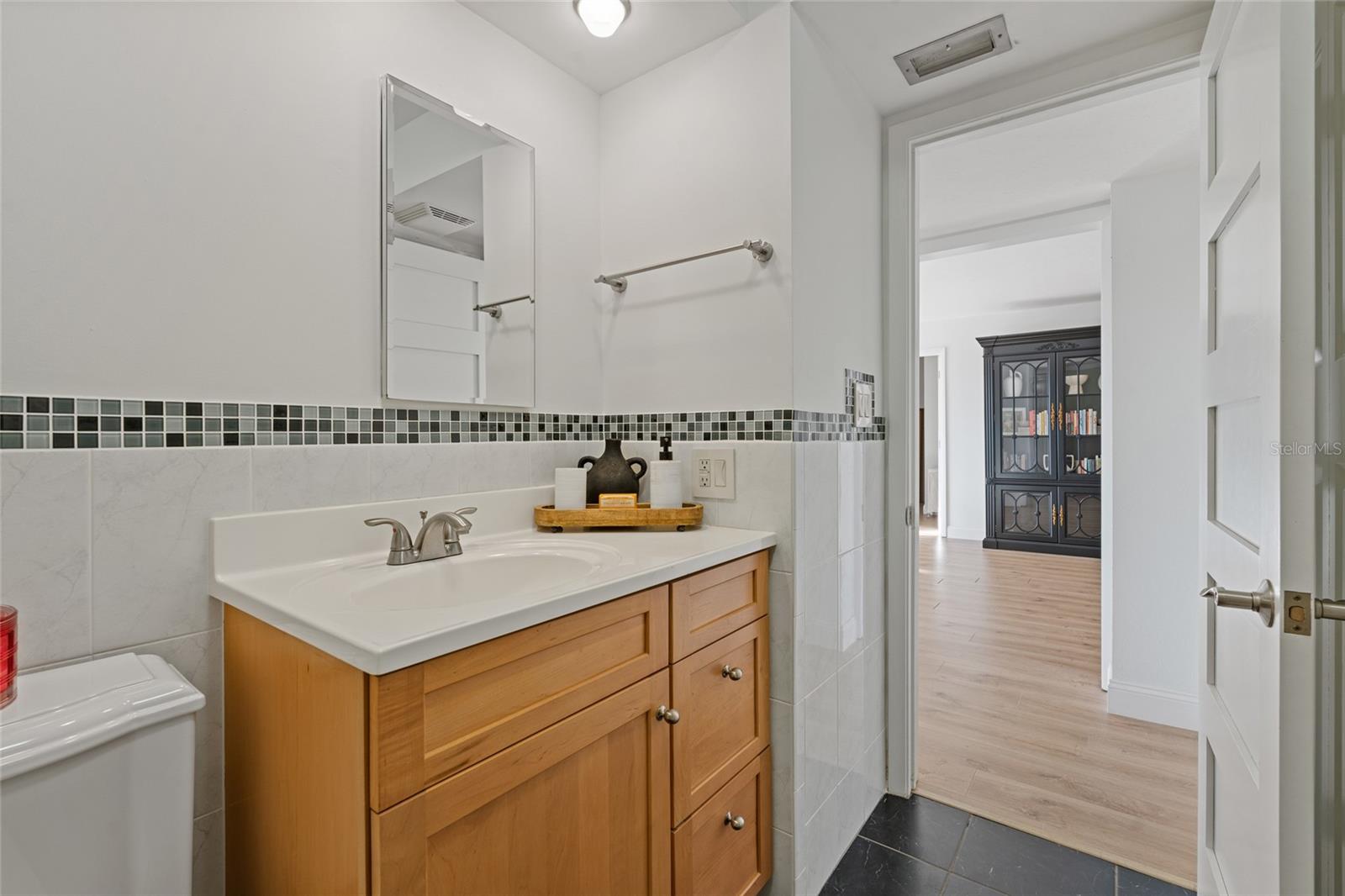 Image 24 of 27 For 1120 Shore Drive Ne 402