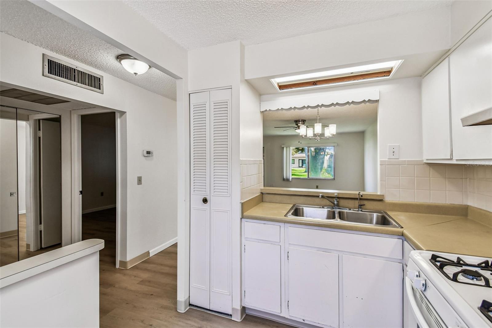 Image 10 of 68 For 1298 Mission Hills Boulevard