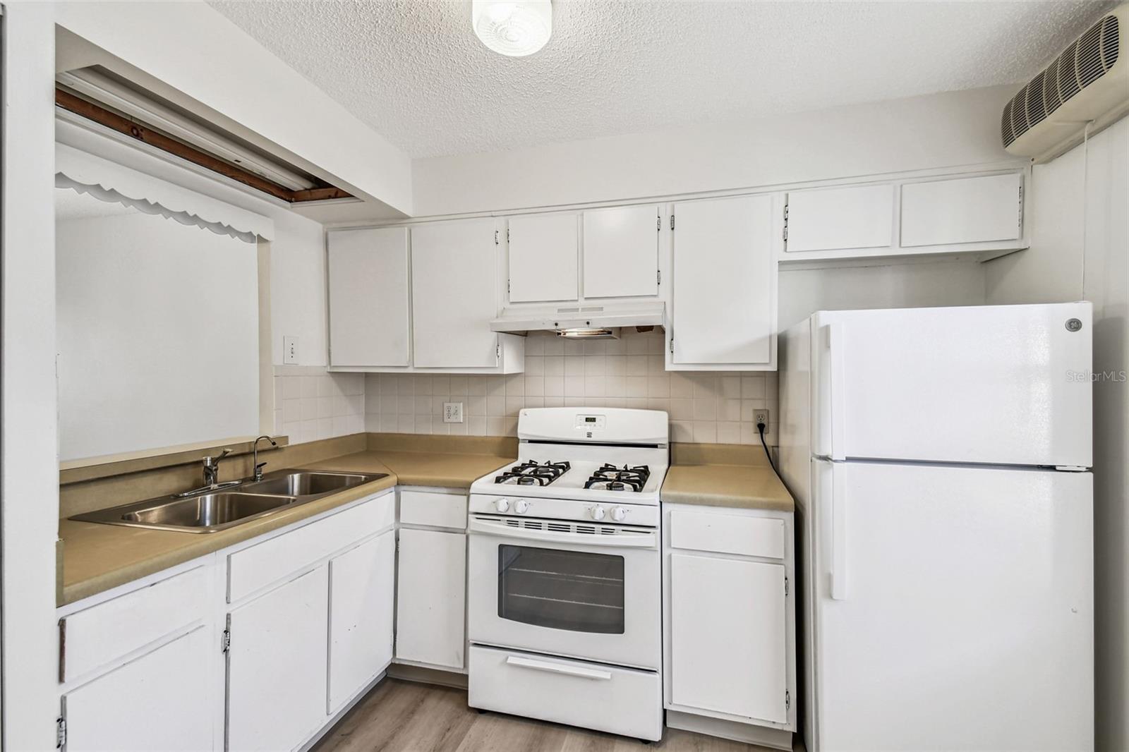 Image 7 of 68 For 1298 Mission Hills Boulevard