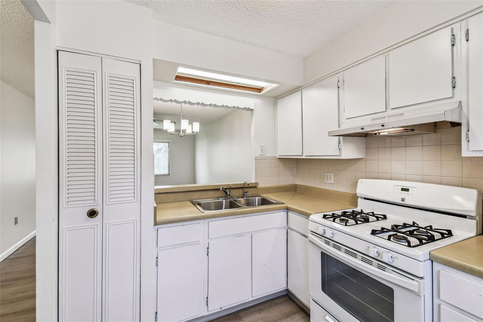 Image 9 of 68 For 1298 Mission Hills Boulevard