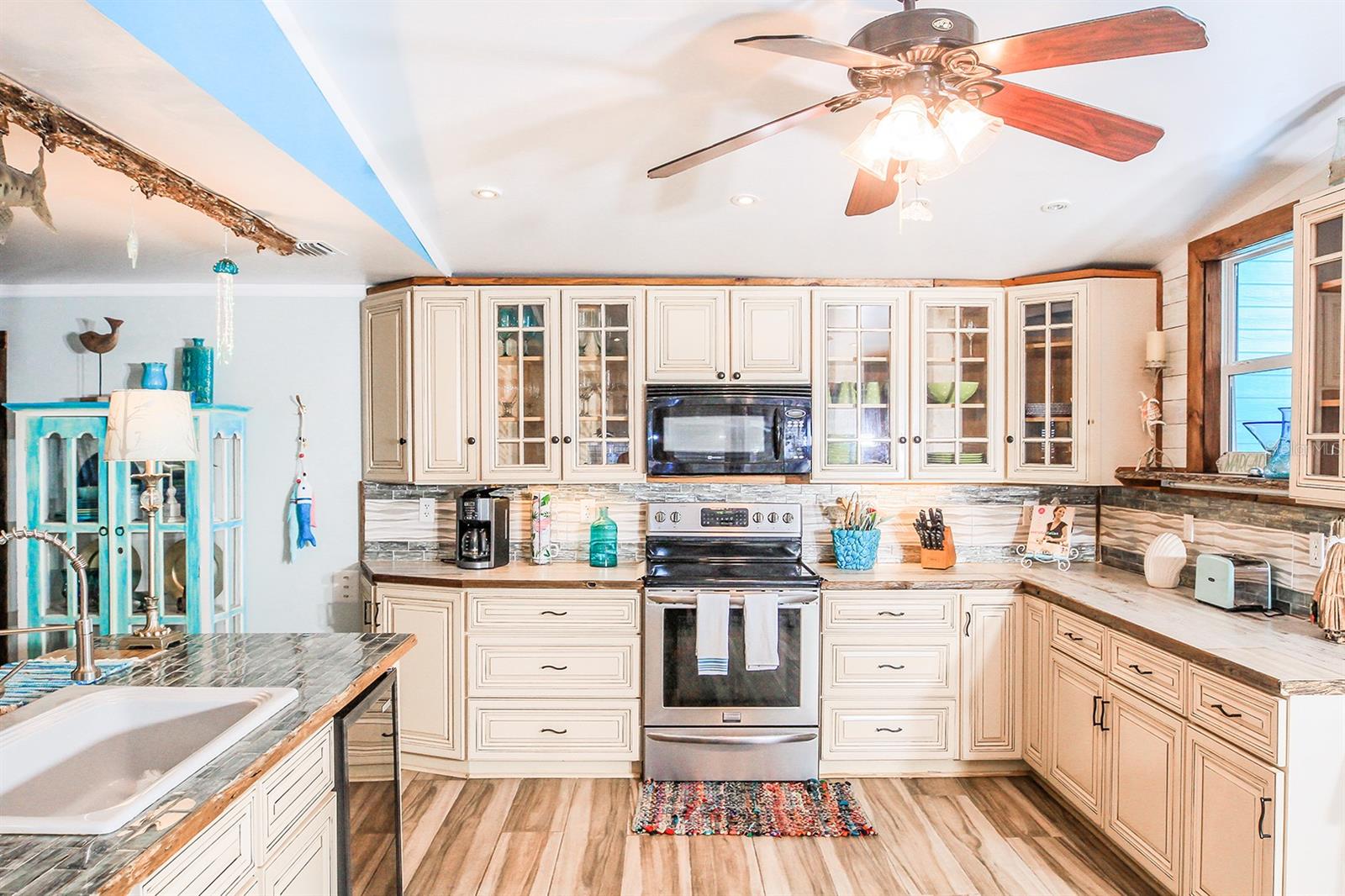 Image 18 of 56 For 4380 Benview Avenue