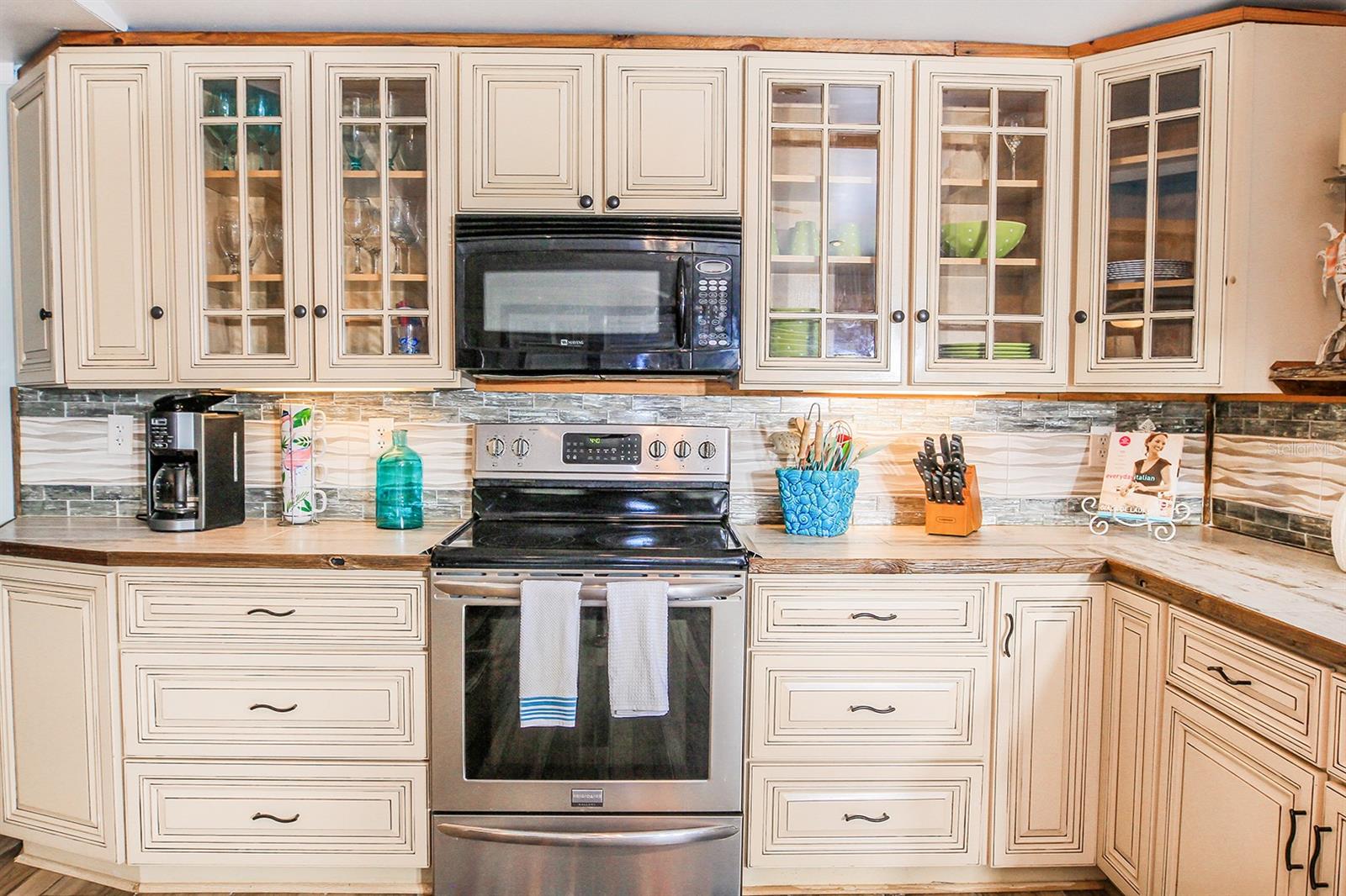 Image 19 of 56 For 4380 Benview Avenue