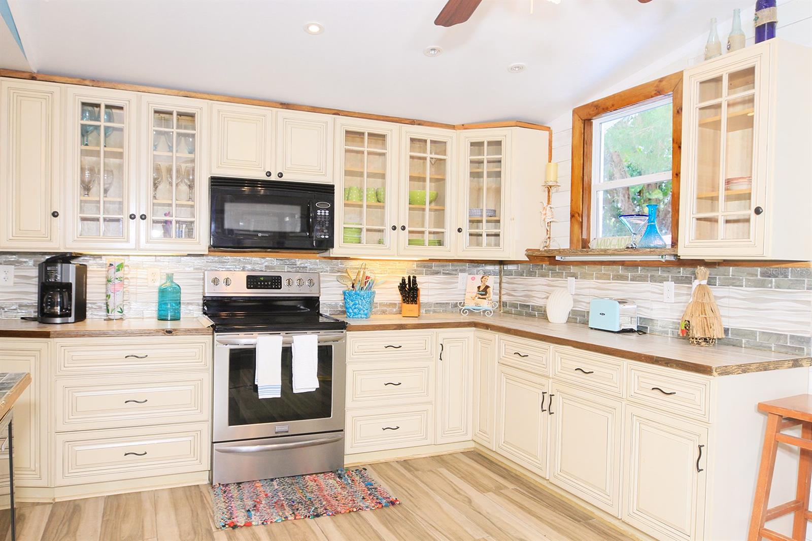 Image 20 of 56 For 4380 Benview Avenue