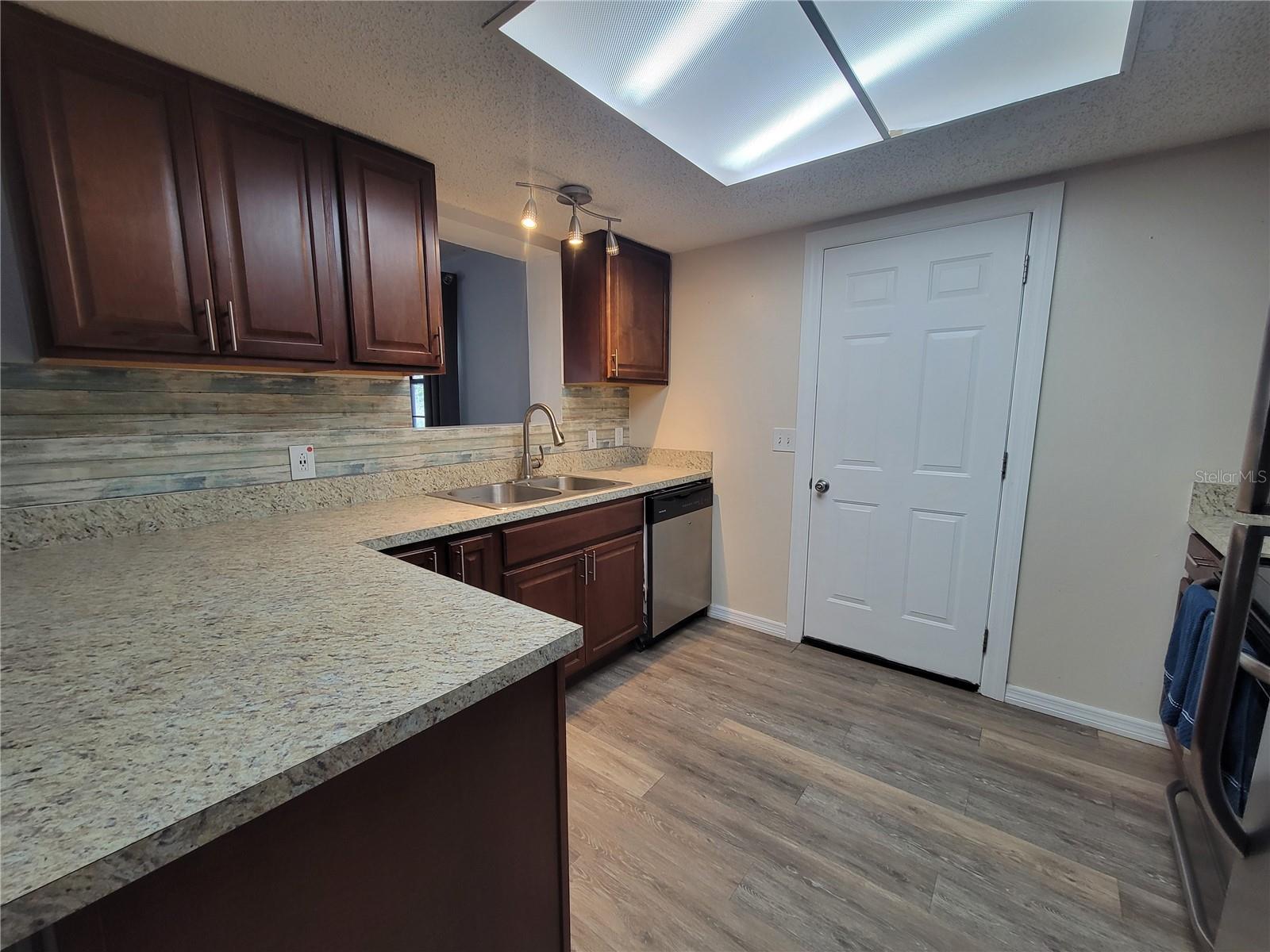 Image 5 of 19 For 12427 Willow Tree Avenue