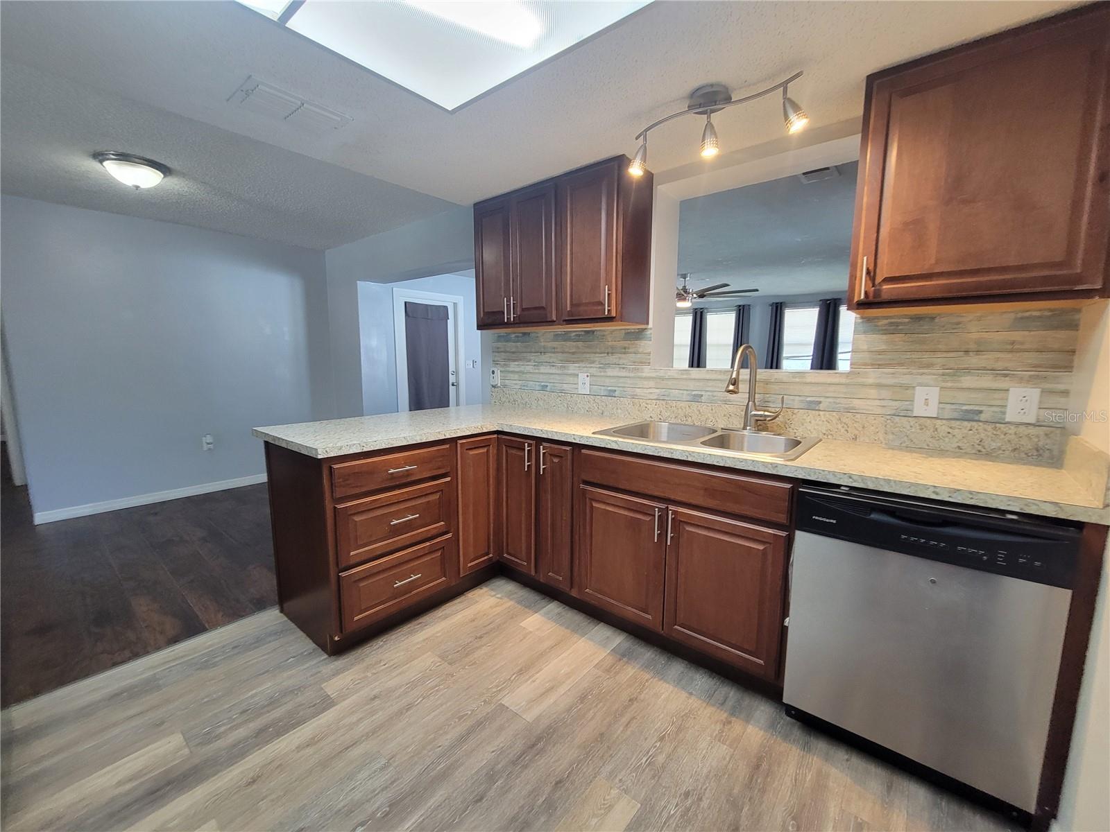 Image 6 of 19 For 12427 Willow Tree Avenue