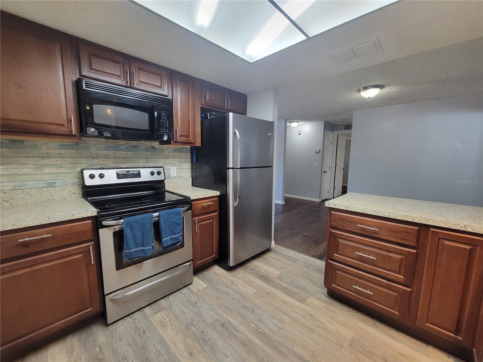 Image 7 of 19 For 12427 Willow Tree Avenue
