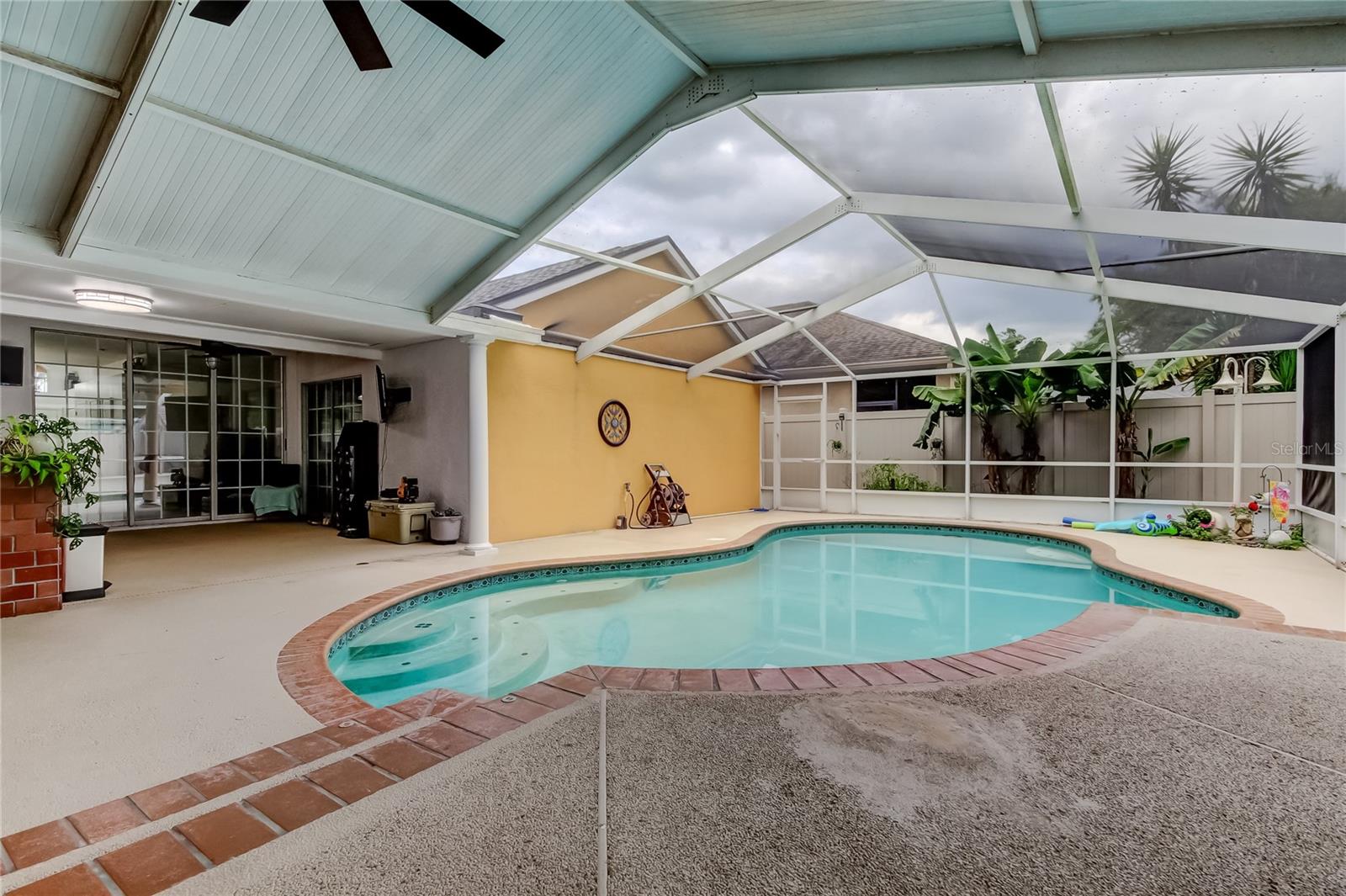 Listing photo id 2 for 4710 Dunnie Drive
