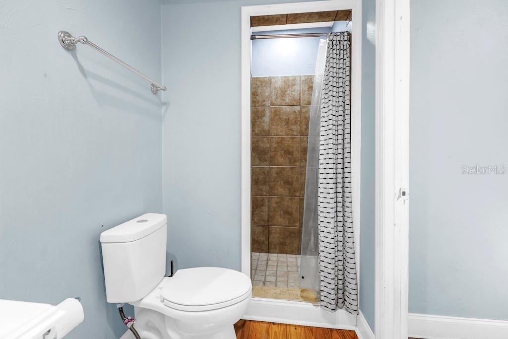 Image 19 of 41 For 941 Granville Court N