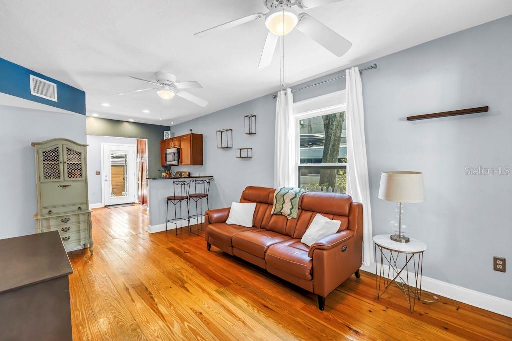 Image 7 of 41 For 941 Granville Court N