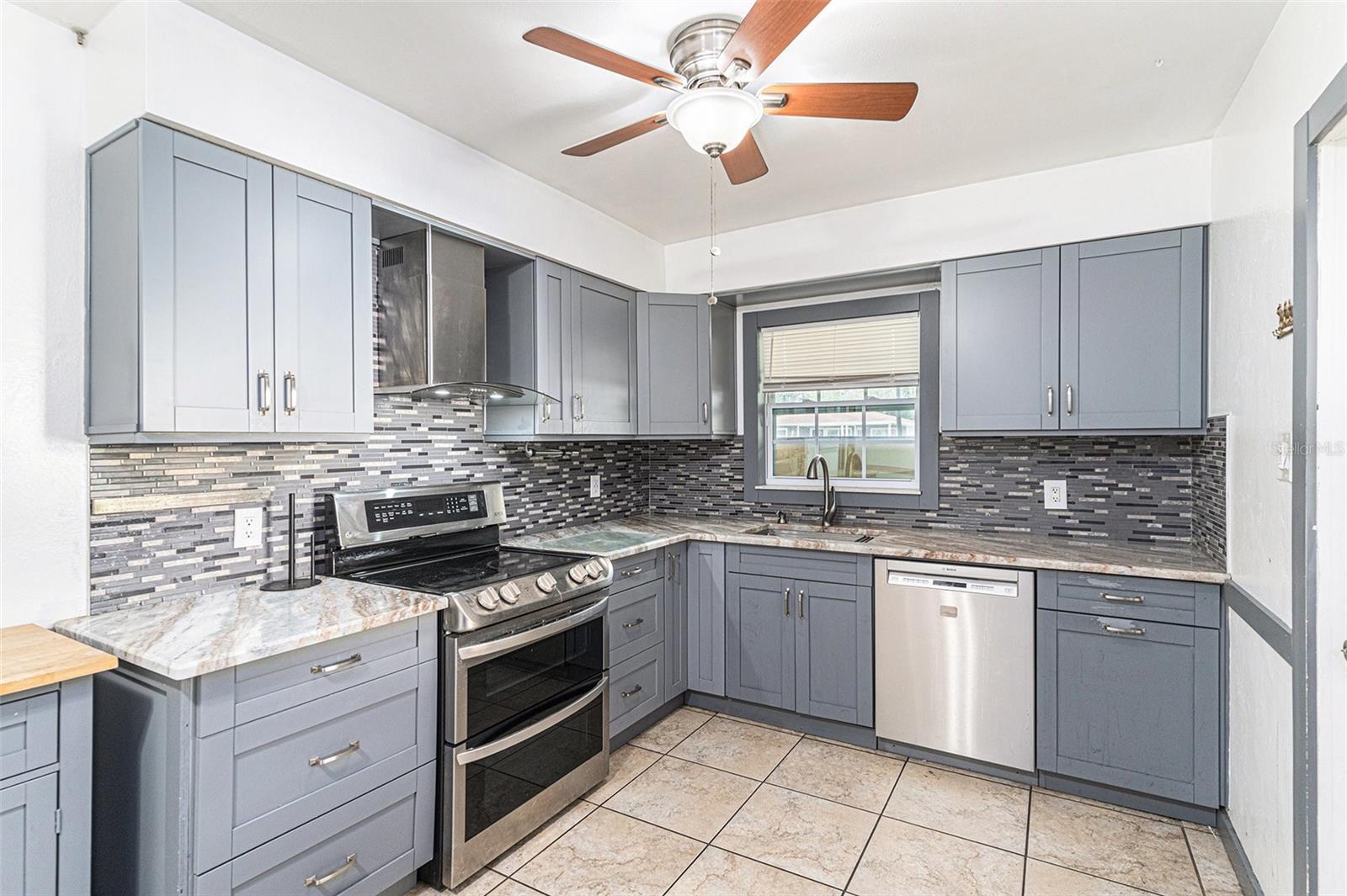 Image 7 of 18 For 3915 Gray Street