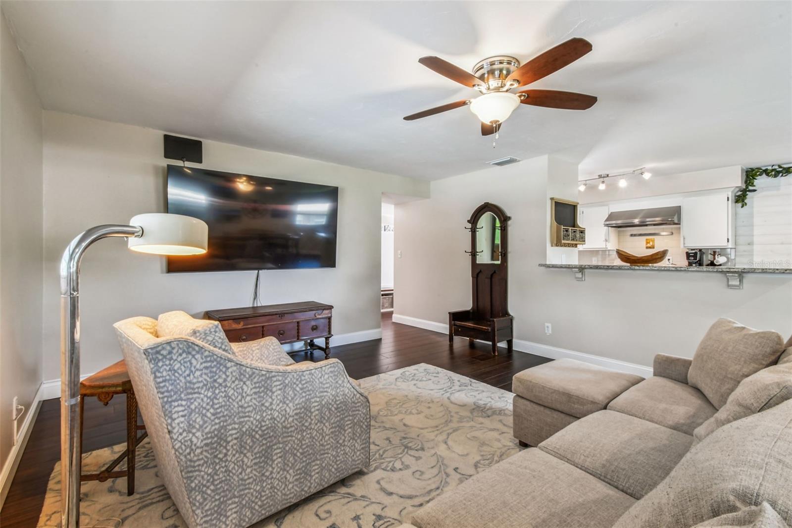 Listing photo id 8 for 112 Julie Lane