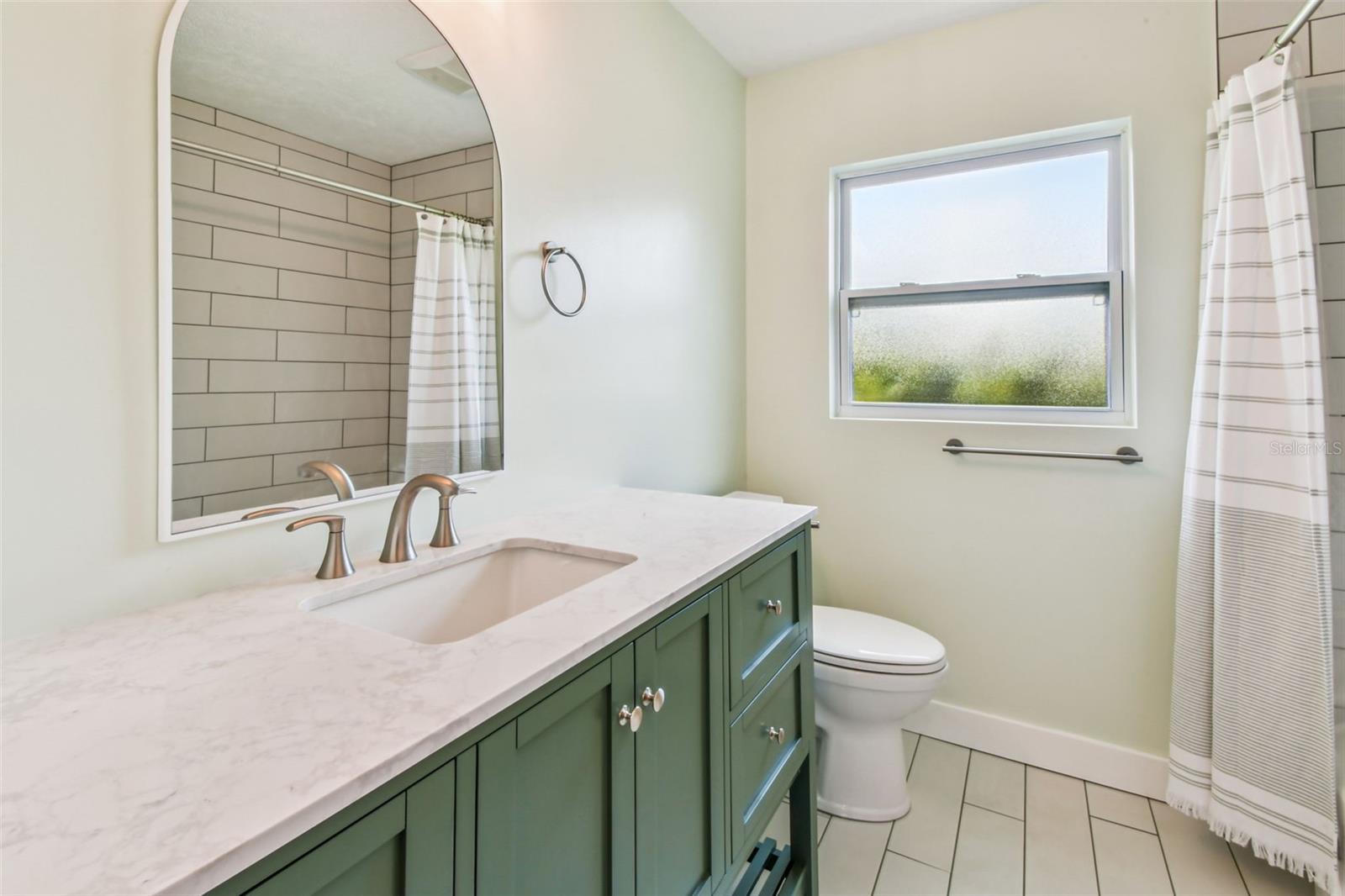 Listing photo id 10 for 112 Julie Lane