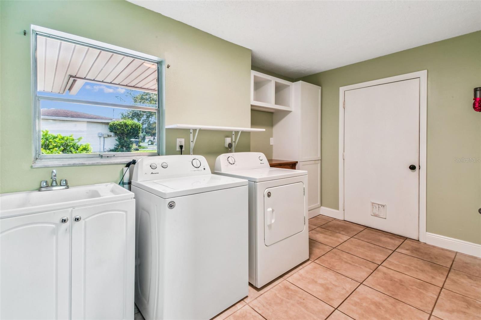 Listing photo id 18 for 112 Julie Lane