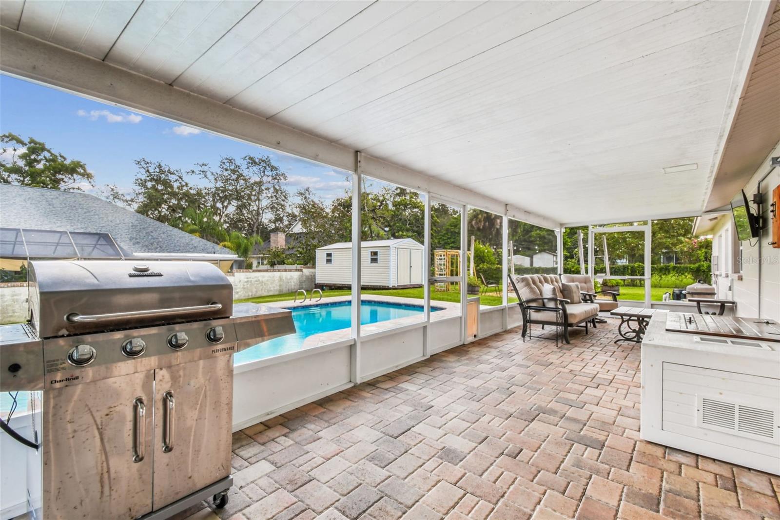 Listing photo id 20 for 112 Julie Lane