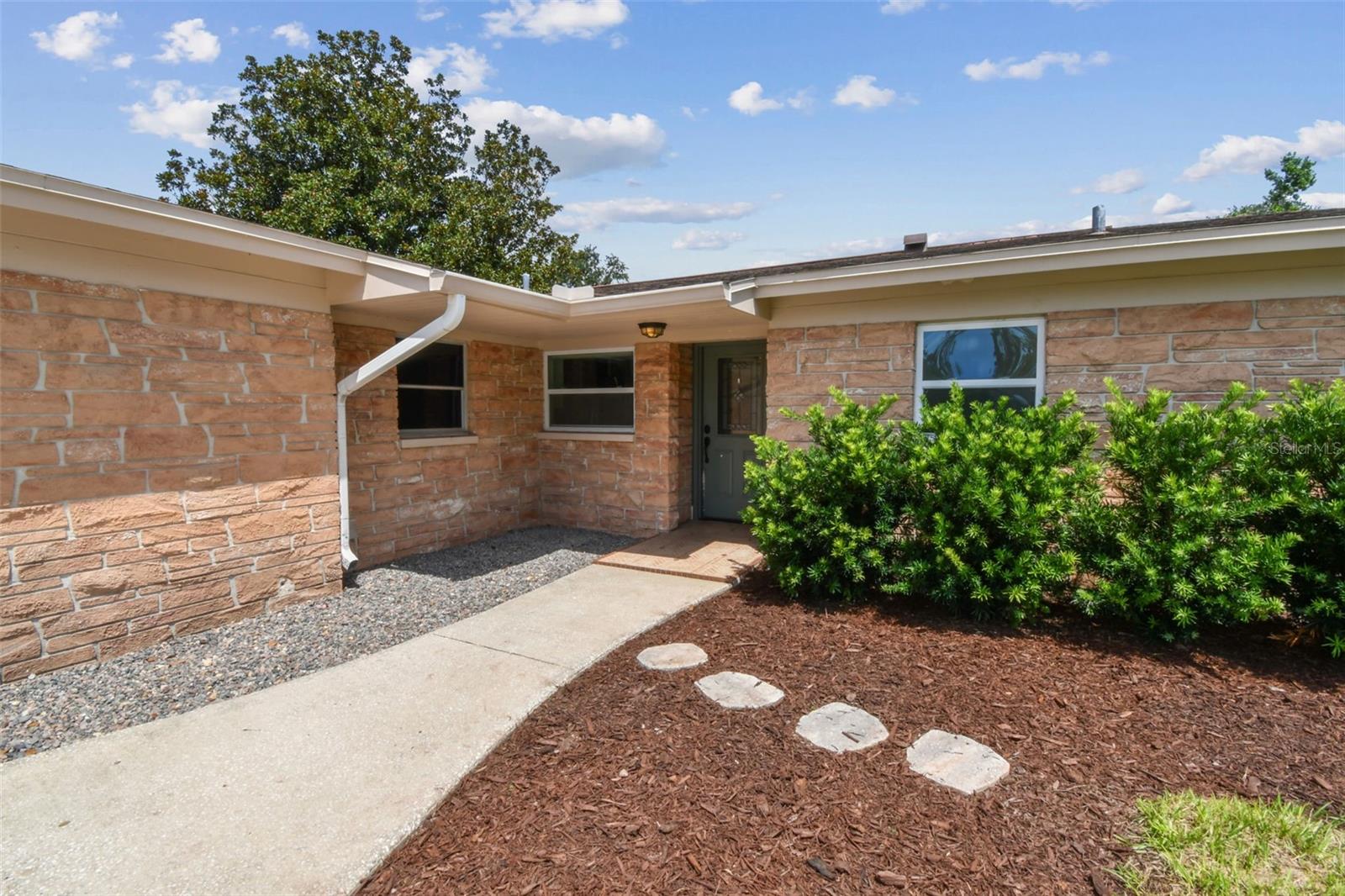 Listing photo id 1 for 112 Julie Lane
