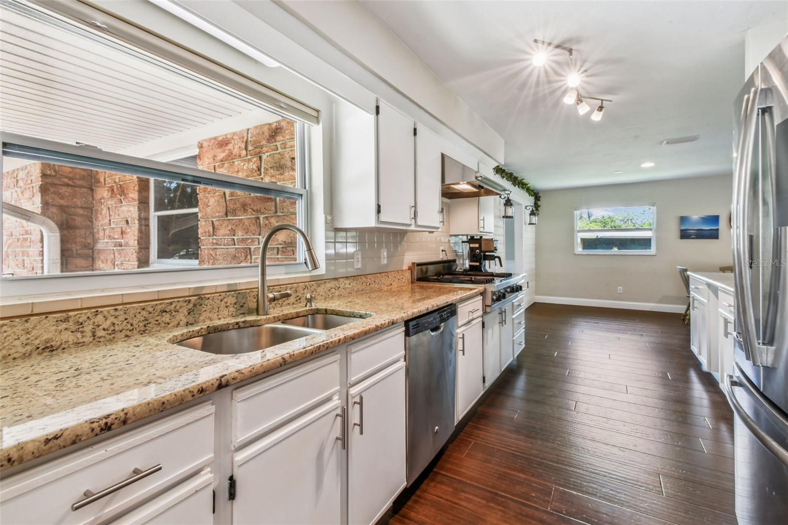 Listing photo id 3 for 112 Julie Lane