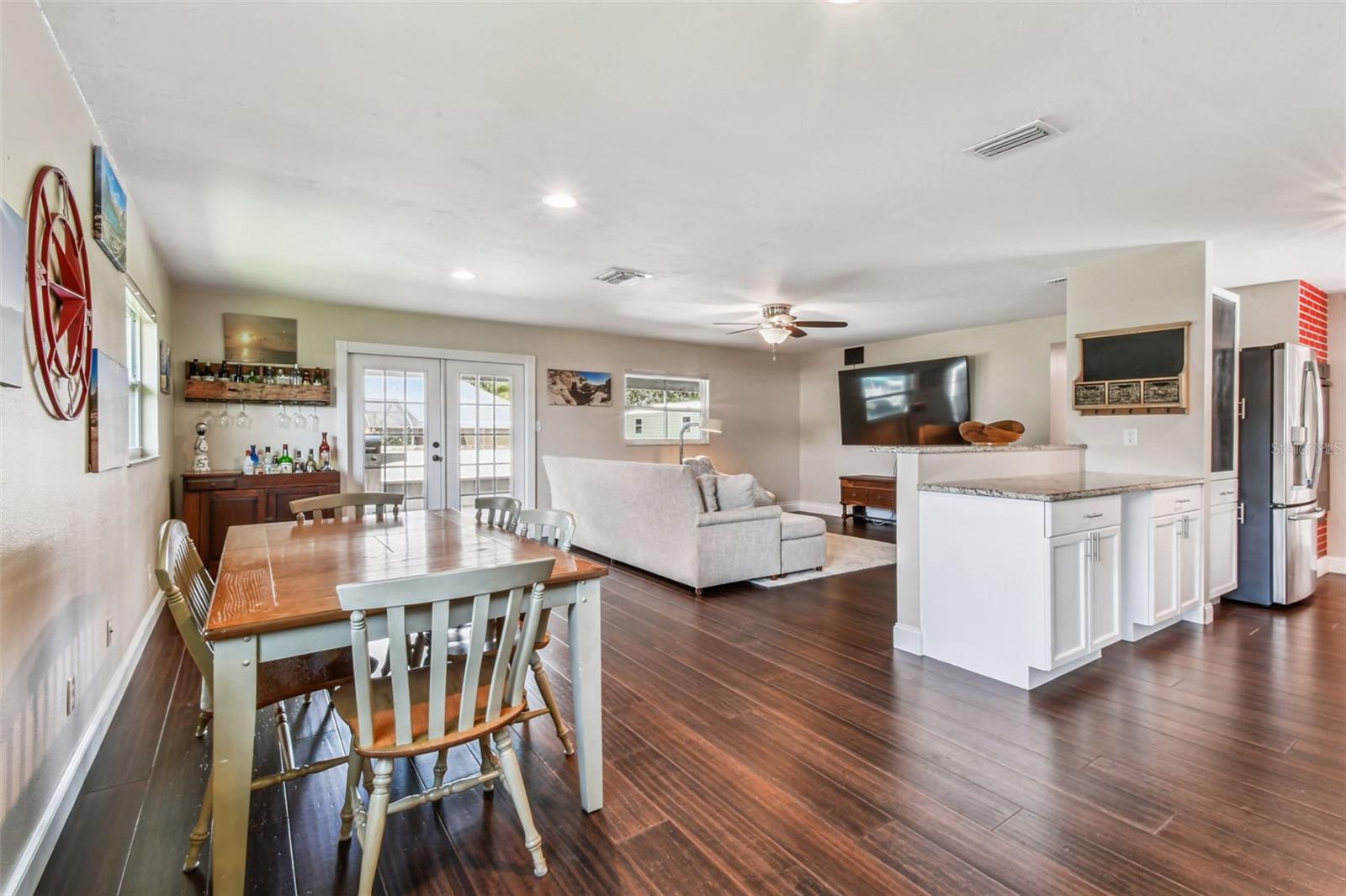 Listing photo id 5 for 112 Julie Lane