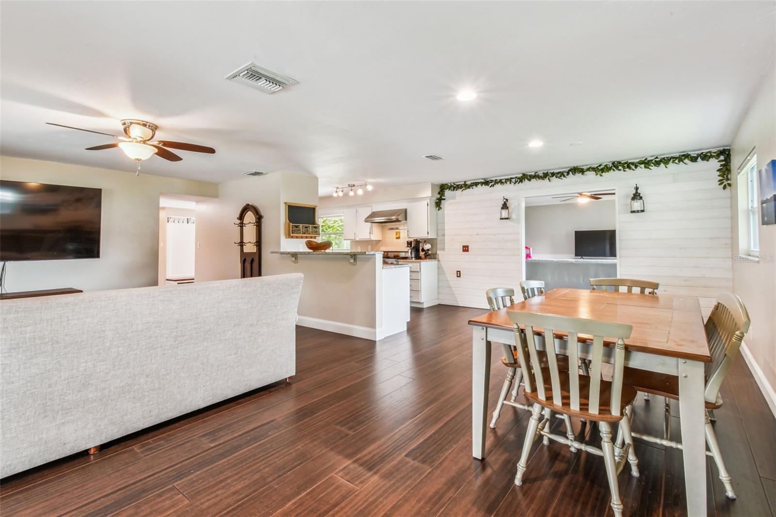 Listing photo id 6 for 112 Julie Lane