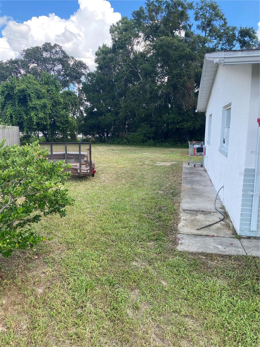 Listing photo id 2 for 9 James Court