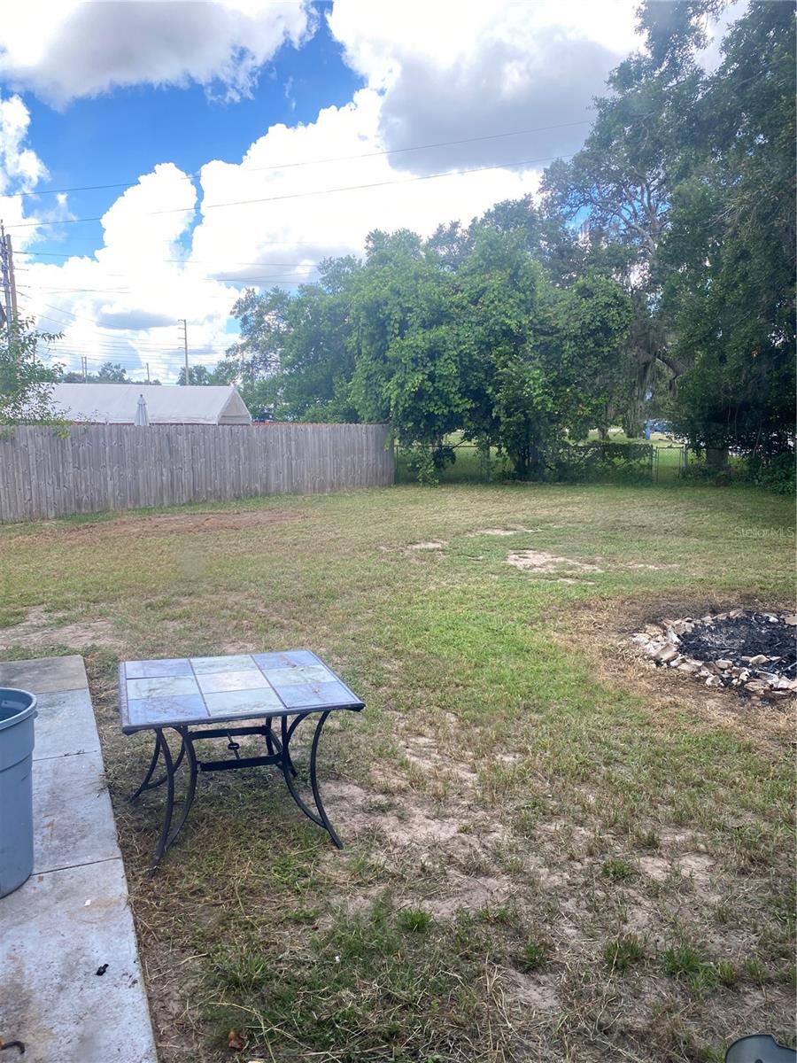 Listing photo id 3 for 9 James Court