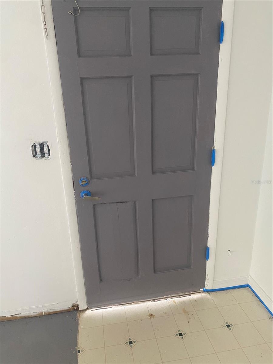 Listing photo id 6 for 9 James Court