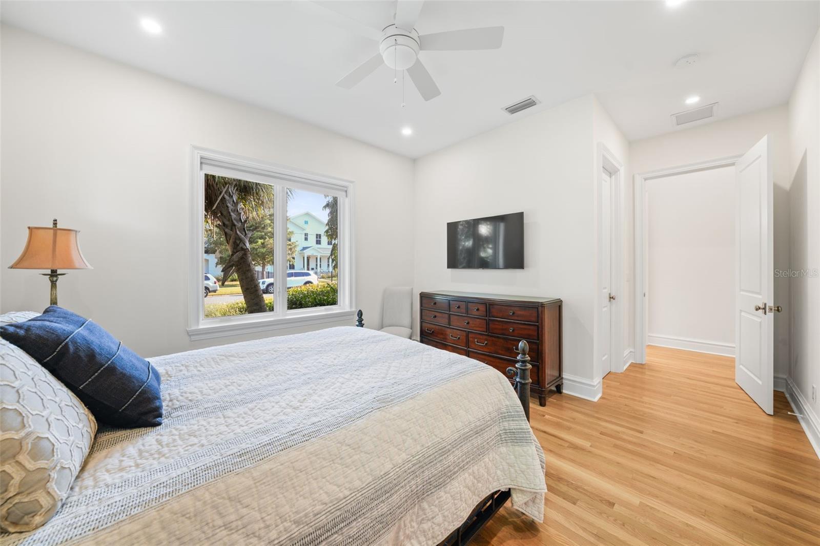 Image 37 of 73 For 629 35th Avenue N