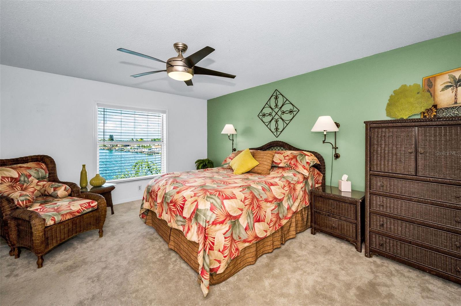 Image 31 of 86 For 105 Island Way 147