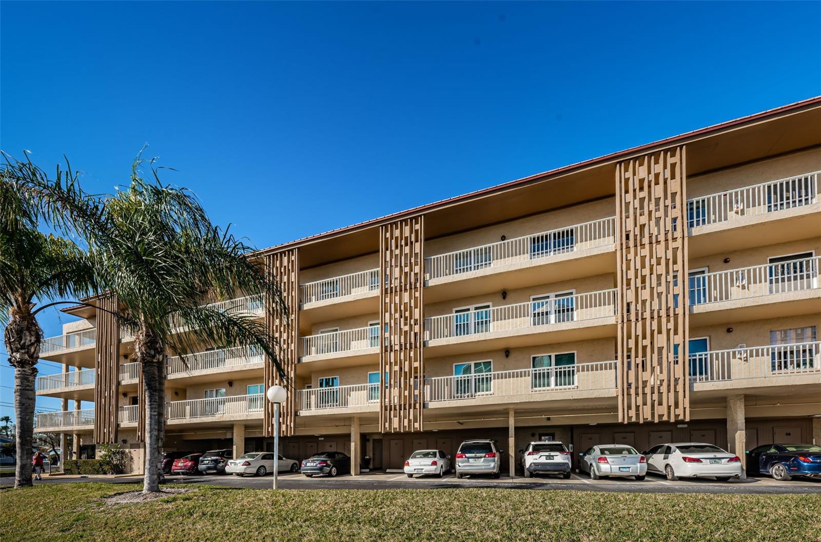 Image 46 of 86 For 105 Island Way 147