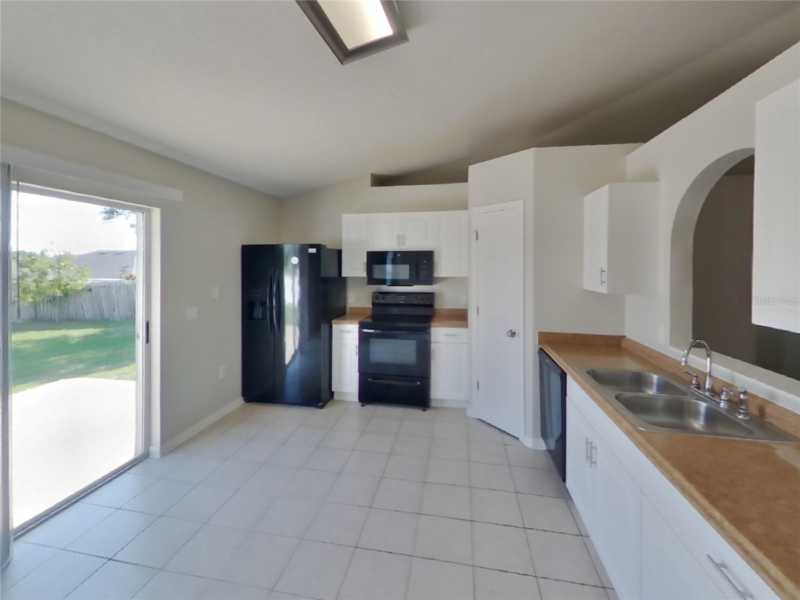 Listing photo id 3 for 13176 Siam Drive