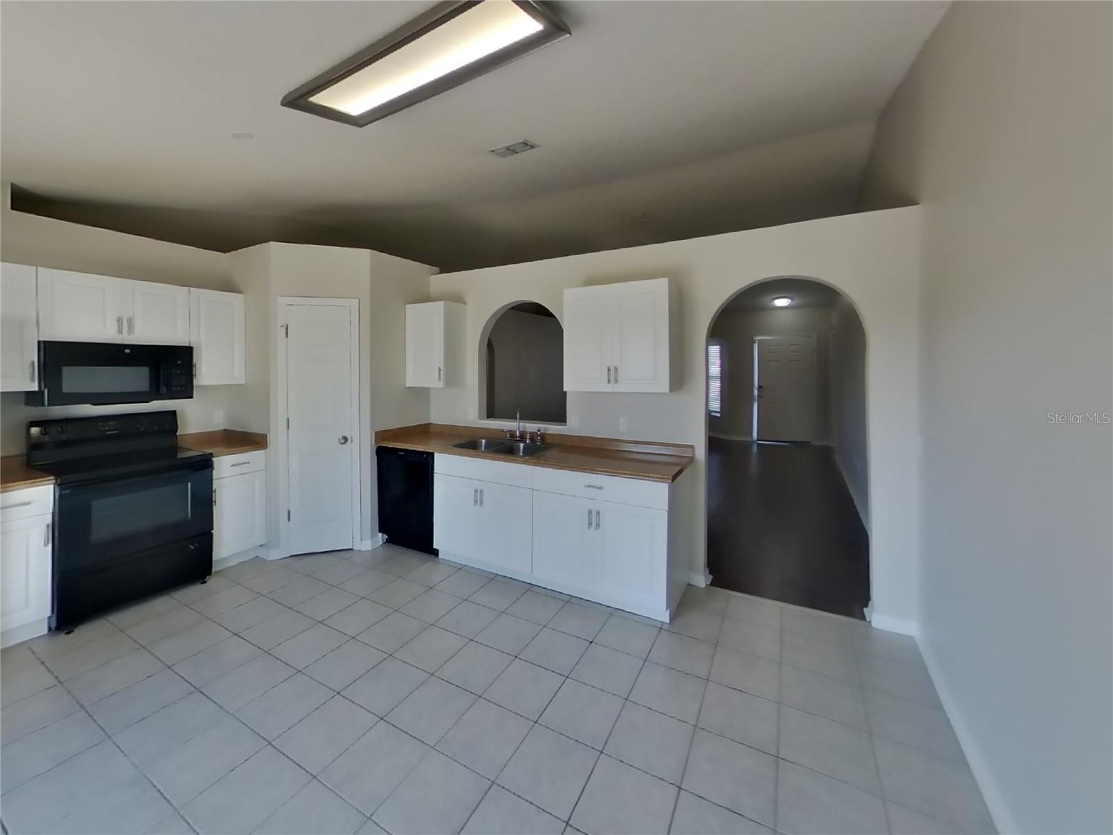Listing photo id 4 for 13176 Siam Drive