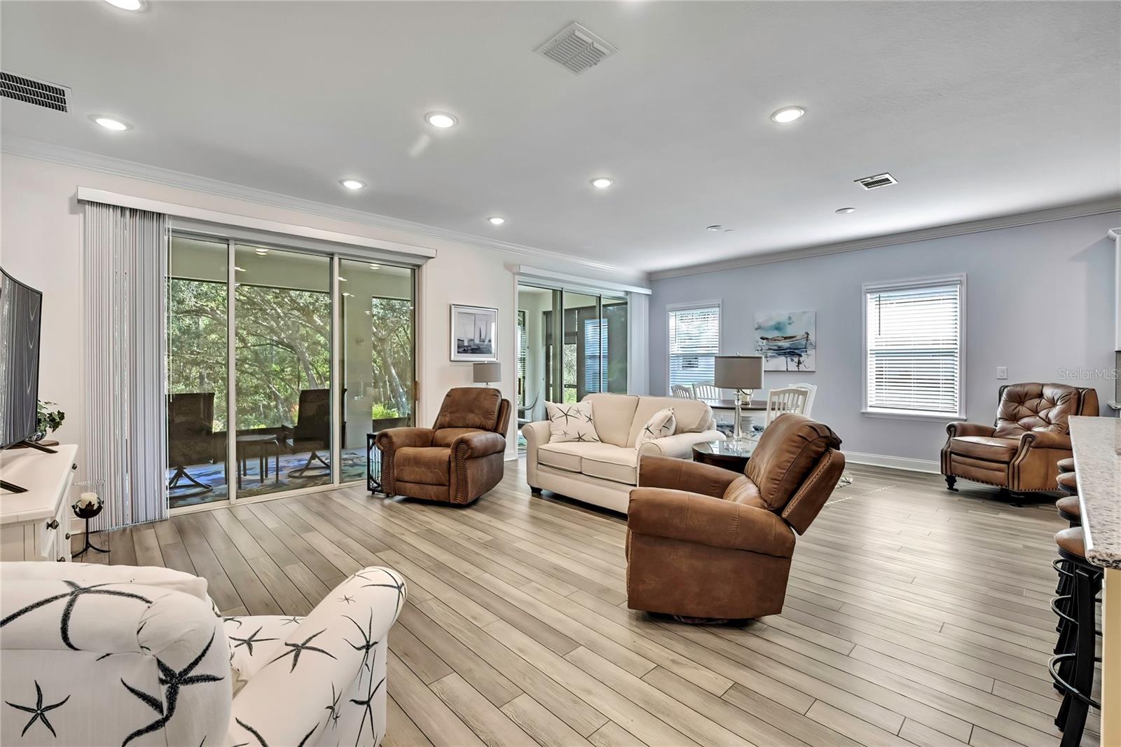 Listing photo id 3 for 6 Pagoda Court E