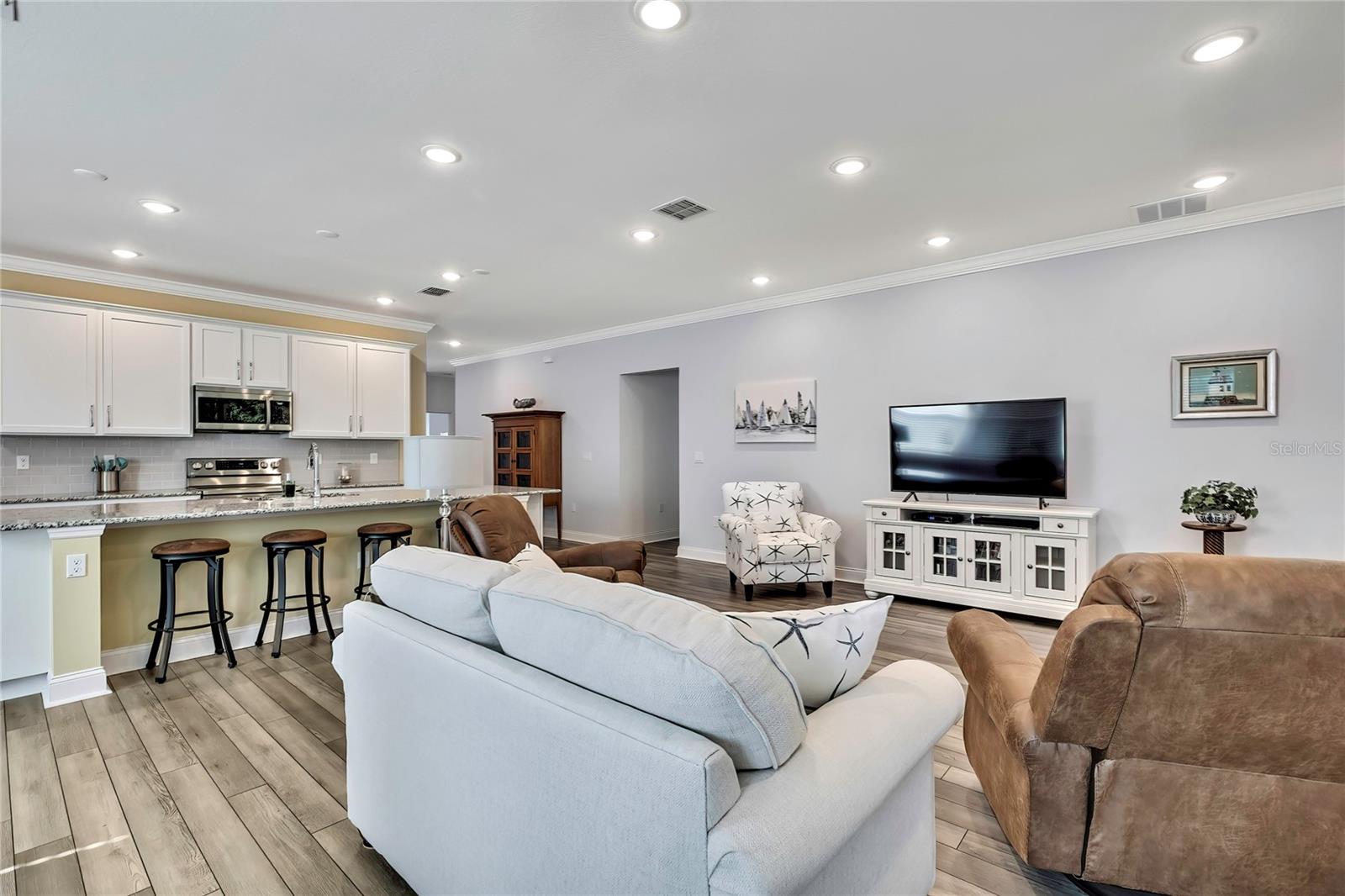 Listing photo id 5 for 6 Pagoda Court E