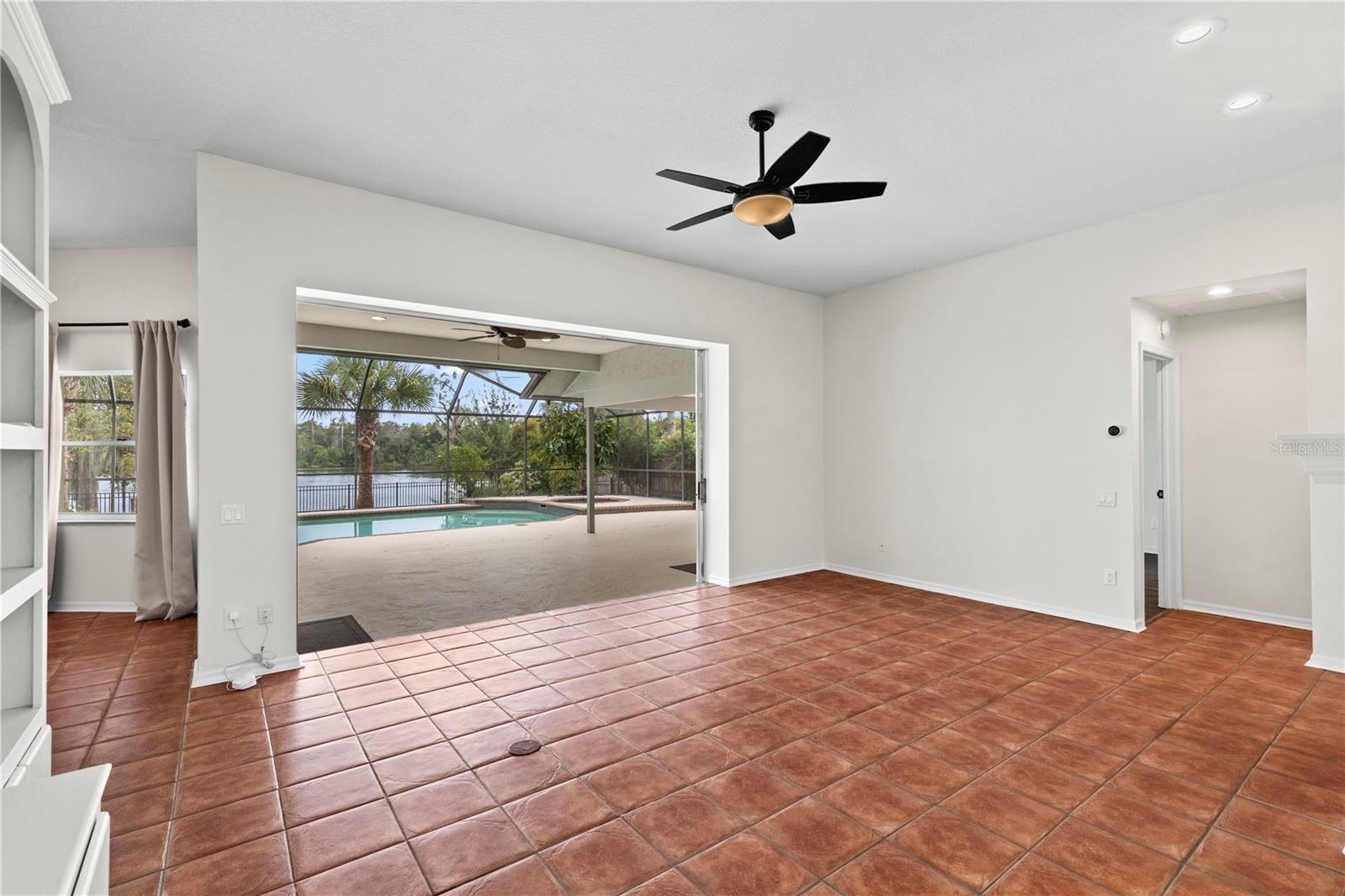 Image 17 of 55 For 717 Pinewalk Drive