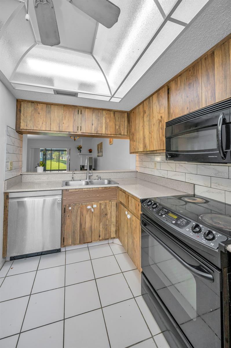 Image 22 of 54 For 103 Lakeview Place 3