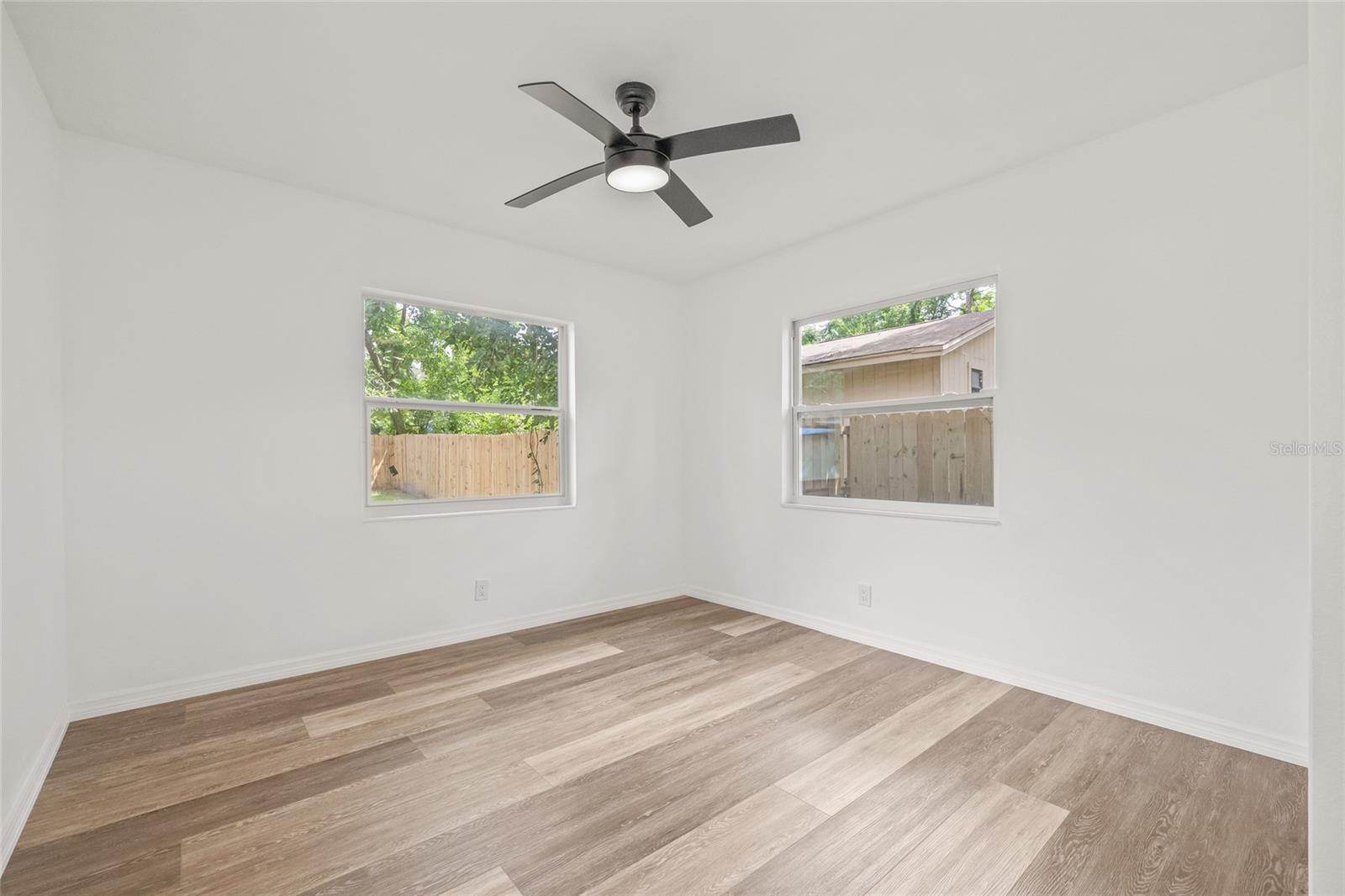 Listing photo id 24 for 8719 Temple Avenue
